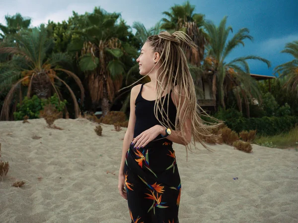 Jovem com dreadlocks sobre fundo de verão — Fotografia de Stock