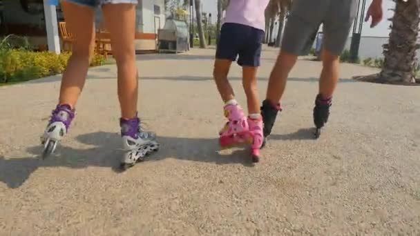 Padre con hijas patinaje sobre ruedas — Vídeos de Stock