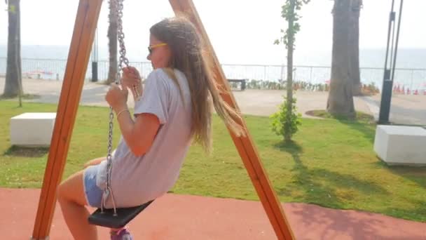 Teenage girl swinging — Stock Video