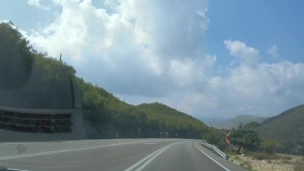 Serpentine road in the mountains, an original point of view of the empty roadway. — Stock Video