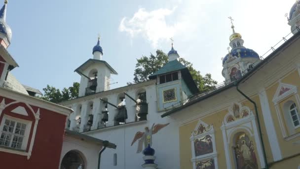 Sonando la campana en una iglesia en el monasterio de Pskov-cuevas . — Vídeo de stock