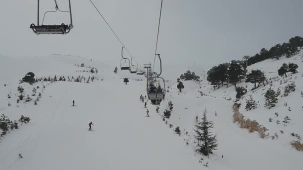 Pohled zepředu z lyžařského vleku na zasněžené hoře. — Stock video