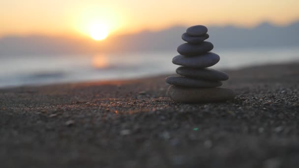 Stenen toren op zee strand bij zonsondergang. — Stockvideo