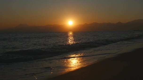 Beau coucher de soleil sur la mer — Video