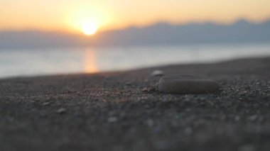 Gün batımında deniz kıyısında taş kule yapmak.. 