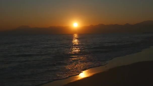 Прекрасний захід сонця над морем у часі — стокове відео