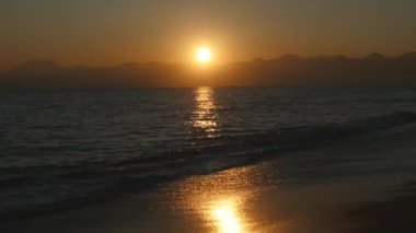 Denizin üzerinde güzel gün batımı