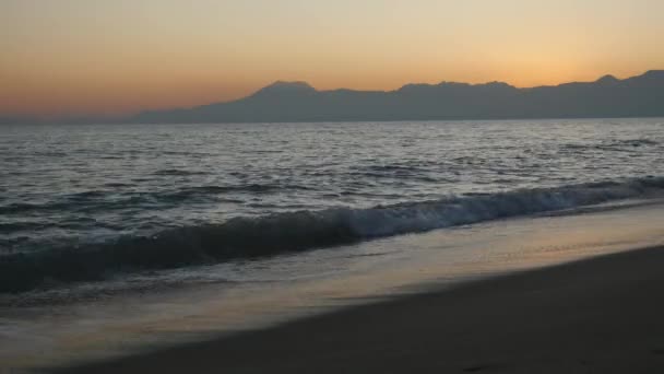 Όμορφο ηλιοβασίλεμα πάνω από τη θάλασσα — Αρχείο Βίντεο