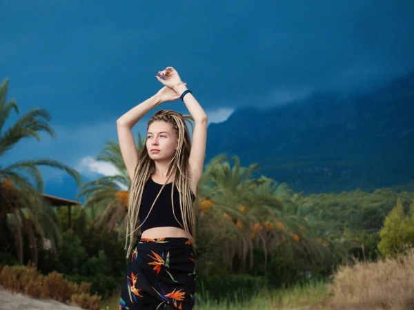 Jovem com dreadlocks sobre fundo de verão — Fotografia de Stock