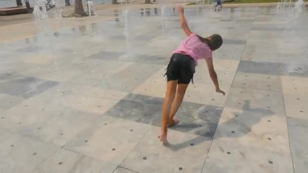 Menina fazendo cartwheel ao ar livre — Vídeo de Stock