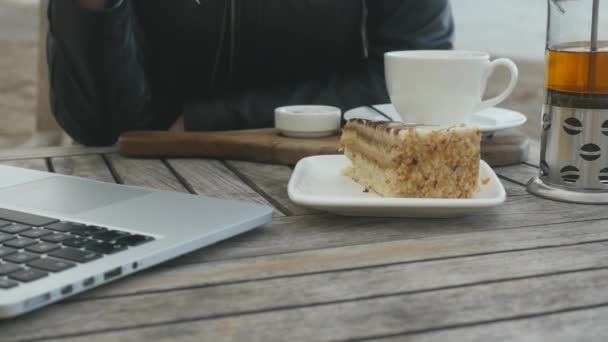 Есть торт в рабочее время в кафе — стоковое видео