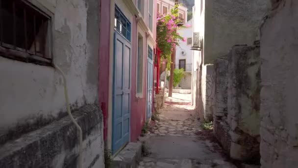 Calle estrecha en Kastelorizo, isla griega — Vídeo de stock