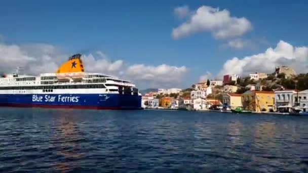 Isola di Kastelorizo, Grecia - 4 ottobre 2019: Vita dell'isola in un giorno d'autunno — Video Stock