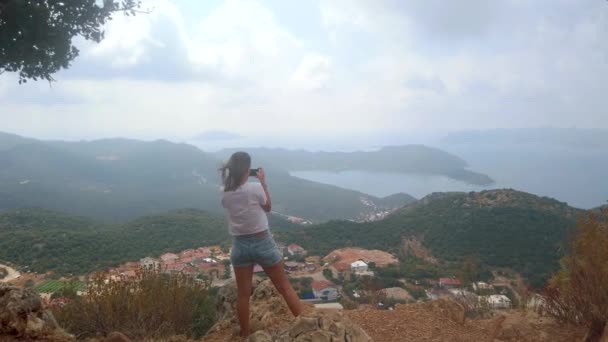 Mulher viajante tirar fotos com smartphone — Vídeo de Stock