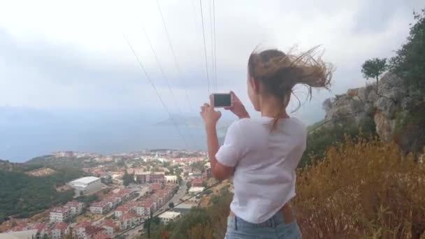 Жінка мандрівник фотографує зі смартфоном — стокове відео