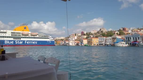 Kastelorizo Adası, Yunanistan - 4 Ekim 2019: Bir sonbahar gününde adanın yaşamı — Stok video