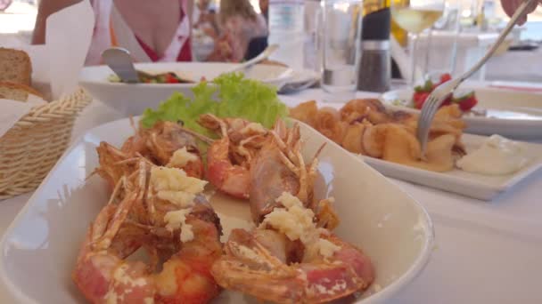 Pečené královské krevety na talíři — Stock video
