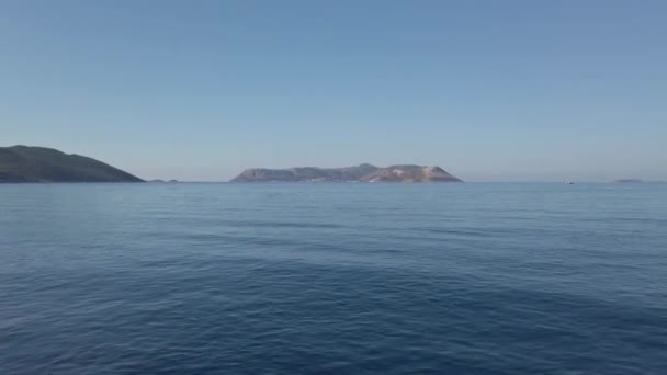 Vue de face du navire se déplaçant vers l'île — Video