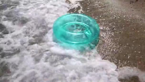 Felfújható gyűrű a parton — Stock videók