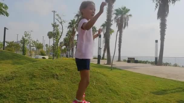 Chica joven haciendo voltereta al aire libre — Vídeos de Stock