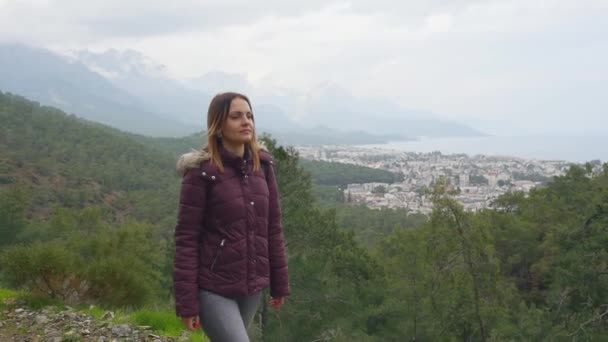 Mujer joven caminando al aire libre — Vídeos de Stock