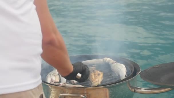 Förberedelse av grillad fisk utomhus — Stockvideo