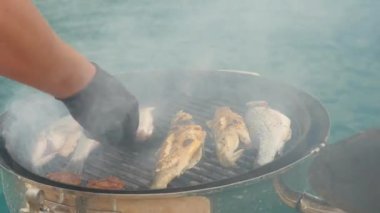 Açık havada ızgara balık hazırlıyorum.