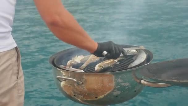 Zubereiten von gegrilltem Fisch im Freien — Stockvideo