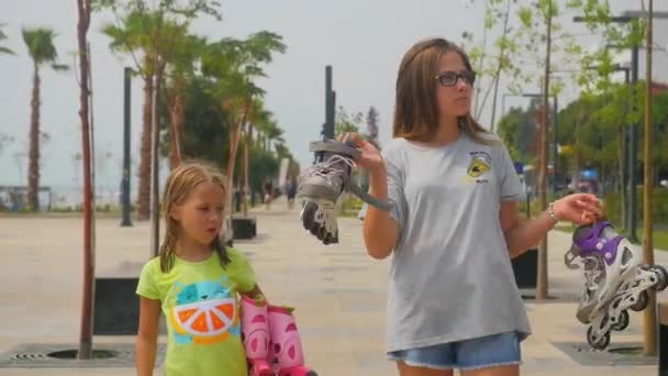 Deux sœurs debout avec des patins à roulettes — Video