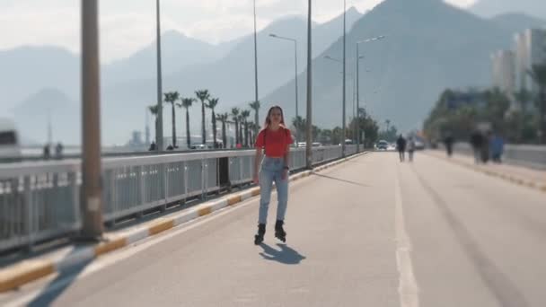 Jonge heldere vrouw rolschaatsen — Stockvideo