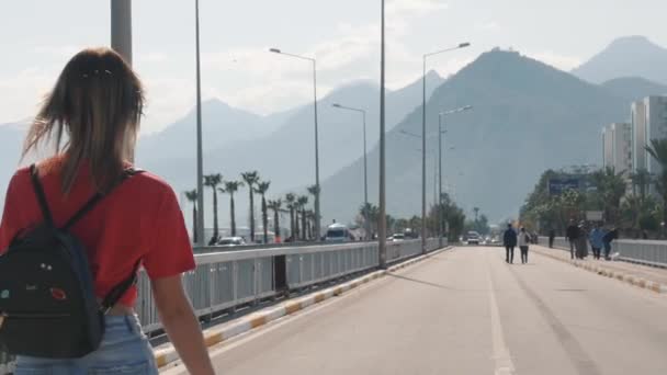 Joven mujer brillante patinaje sobre ruedas — Vídeos de Stock