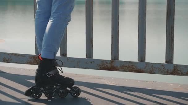 Jonge slimme vrouw in rolschaatsen — Stockvideo