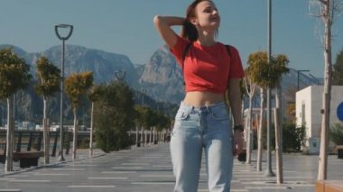 Paten giyen genç bir kadın hayatın tadını çıkarıyor.