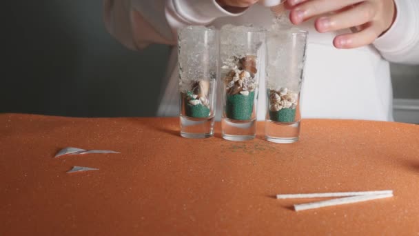 Niño haciendo vela de gel océano — Vídeos de Stock