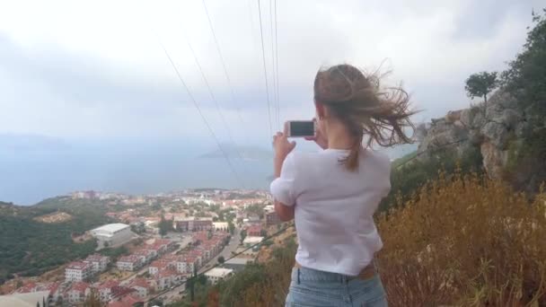 Γυναίκα ταξιδιώτη τραβήξτε φωτογραφίες με smartphone — Αρχείο Βίντεο