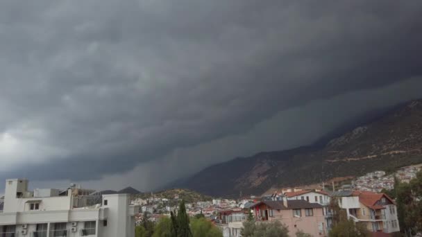 Zeitraffer der Wolken über der Stadt — Stockvideo