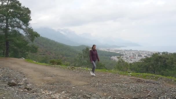 Jovem mulher andando nas montanhas — Vídeo de Stock