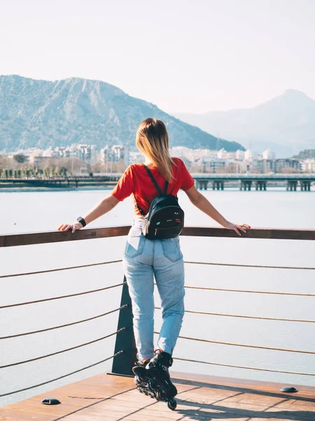 Jeune femme brillante patinage à roulettes — Photo