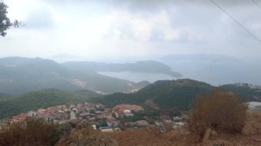 Kadın gözlem noktasına geliyor.