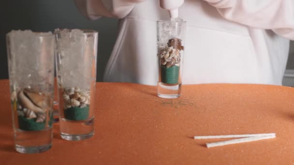 Niño haciendo vela de gel océano — Vídeos de Stock