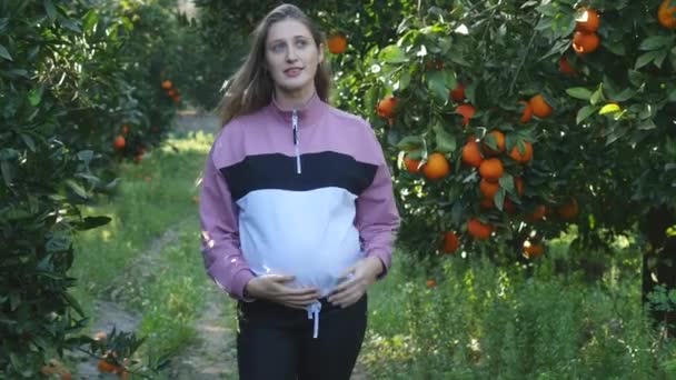 Mujer joven disfrutando del tiempo de embarazo — Vídeos de Stock