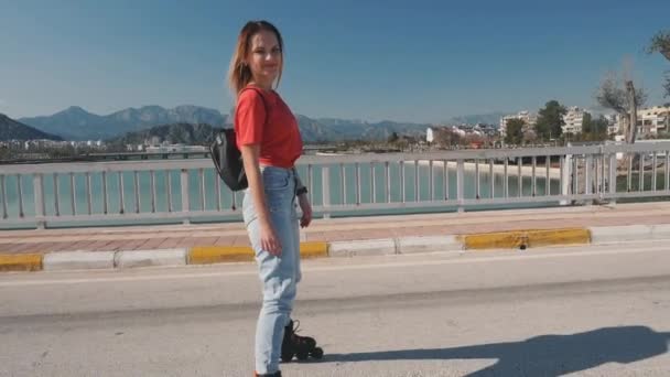 젊고 밝은 여자 롤러스케이트 — 비디오
