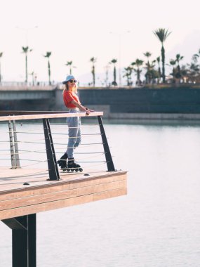 Genç, zeki kadın paten kayıyor. 