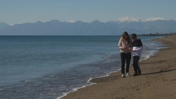 Matka a syn sbírají mořské mušle — Stock video