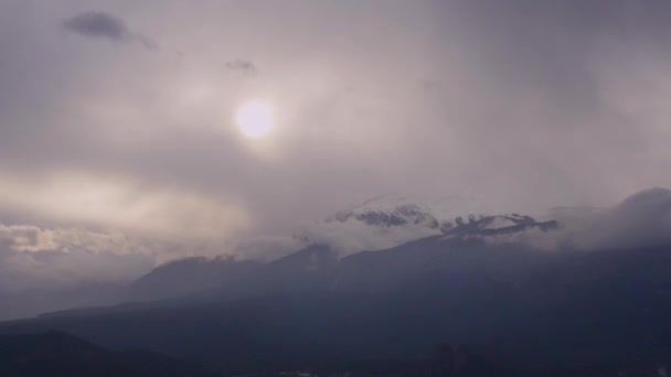 Pittoresca vista delle montagne nuvolose in timelapse — Video Stock