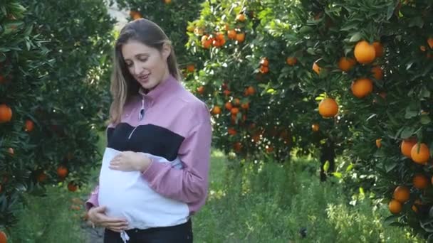 Mujer joven disfrutando del tiempo de embarazo — Vídeos de Stock