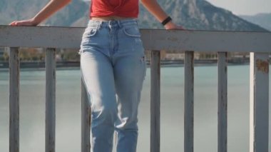 Paten giyen genç ve zeki bir kadın. 