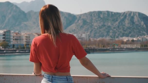 Mujer joven en camiseta casual — Vídeo de stock