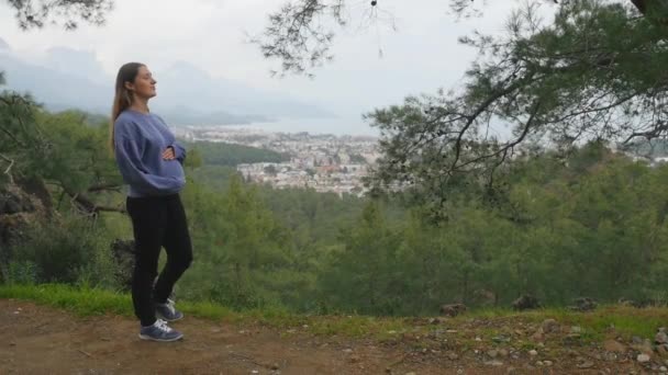 Mujer embarazada caminando en el bosque — Vídeos de Stock