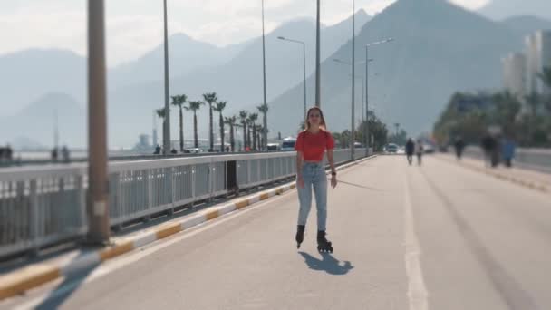 Молода яскрава жінка катається на роликах — стокове відео